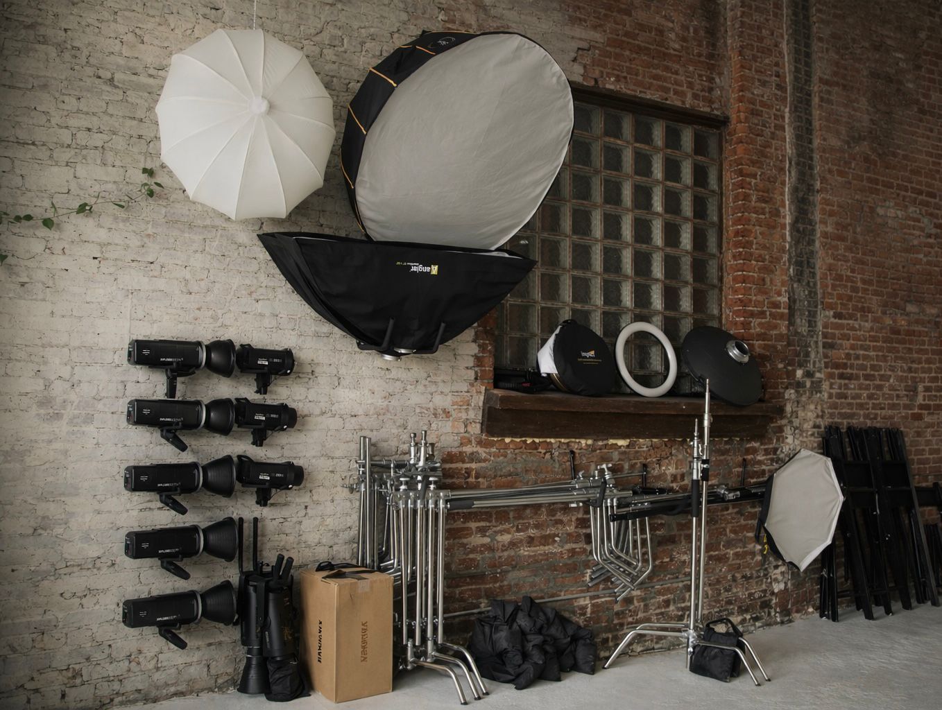 Umbra lighting equipment wall