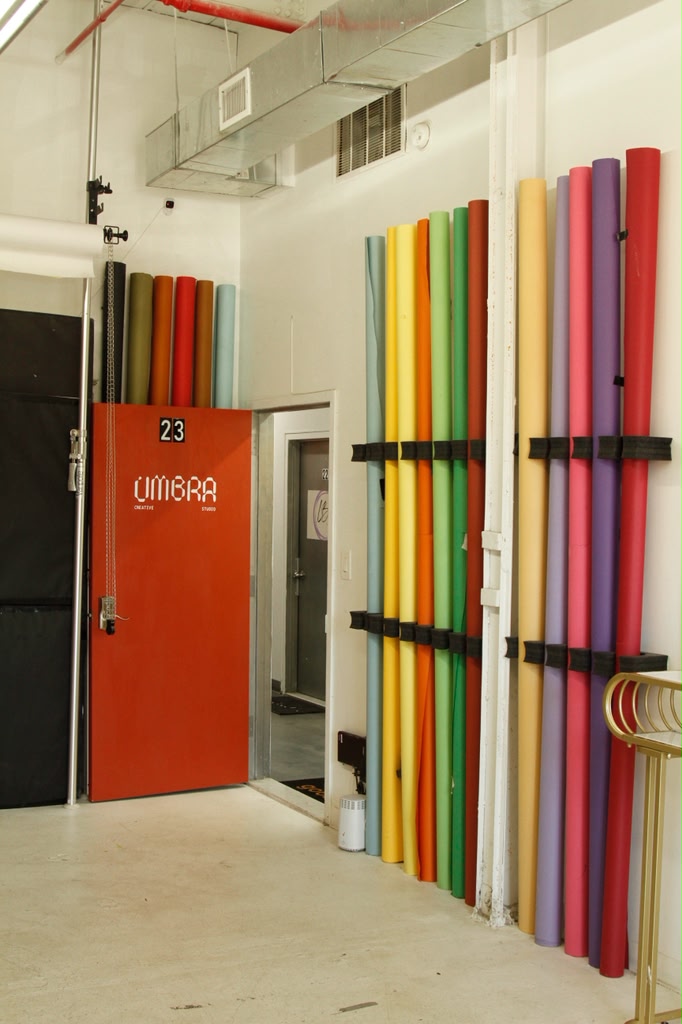 Umbra entrance door with seamless paper rolls